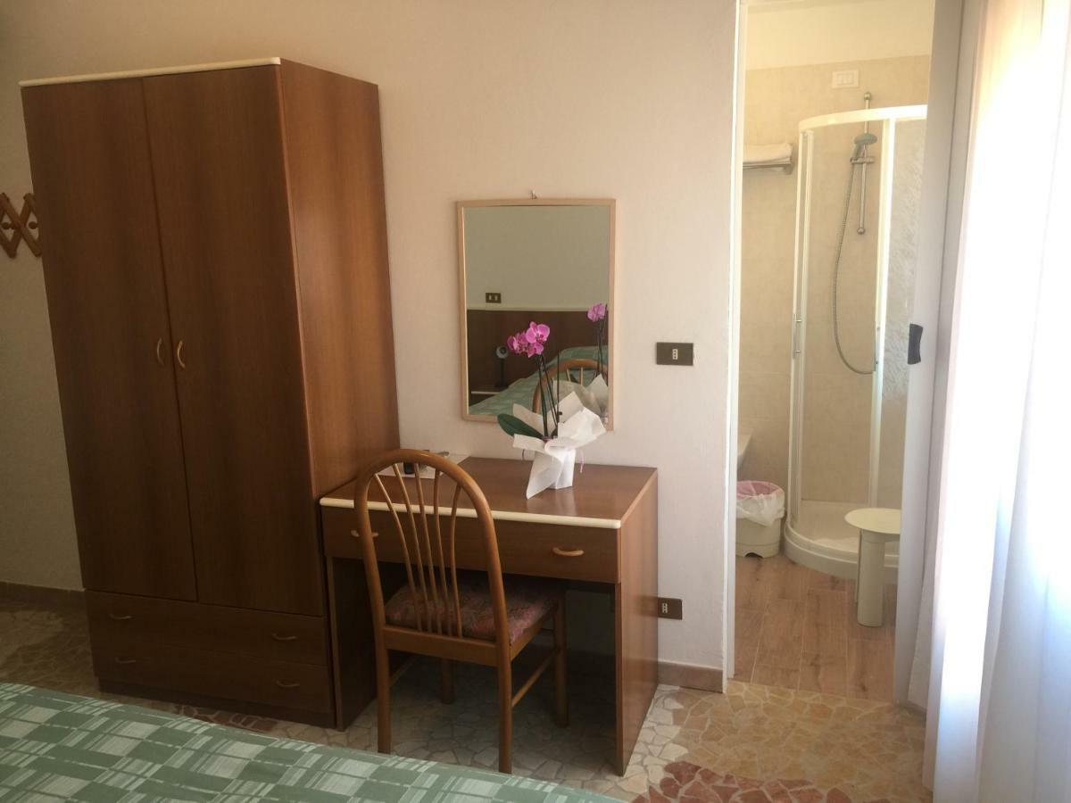 Hotel Margherita ソットマリーナ エクステリア 写真