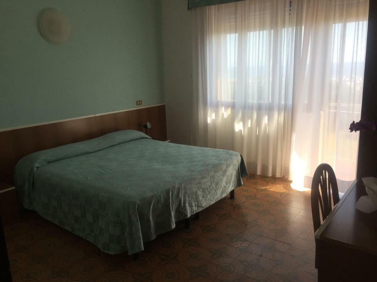 Hotel Margherita ソットマリーナ エクステリア 写真