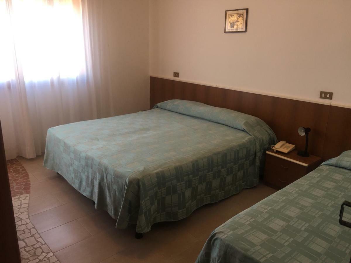 Hotel Margherita ソットマリーナ エクステリア 写真